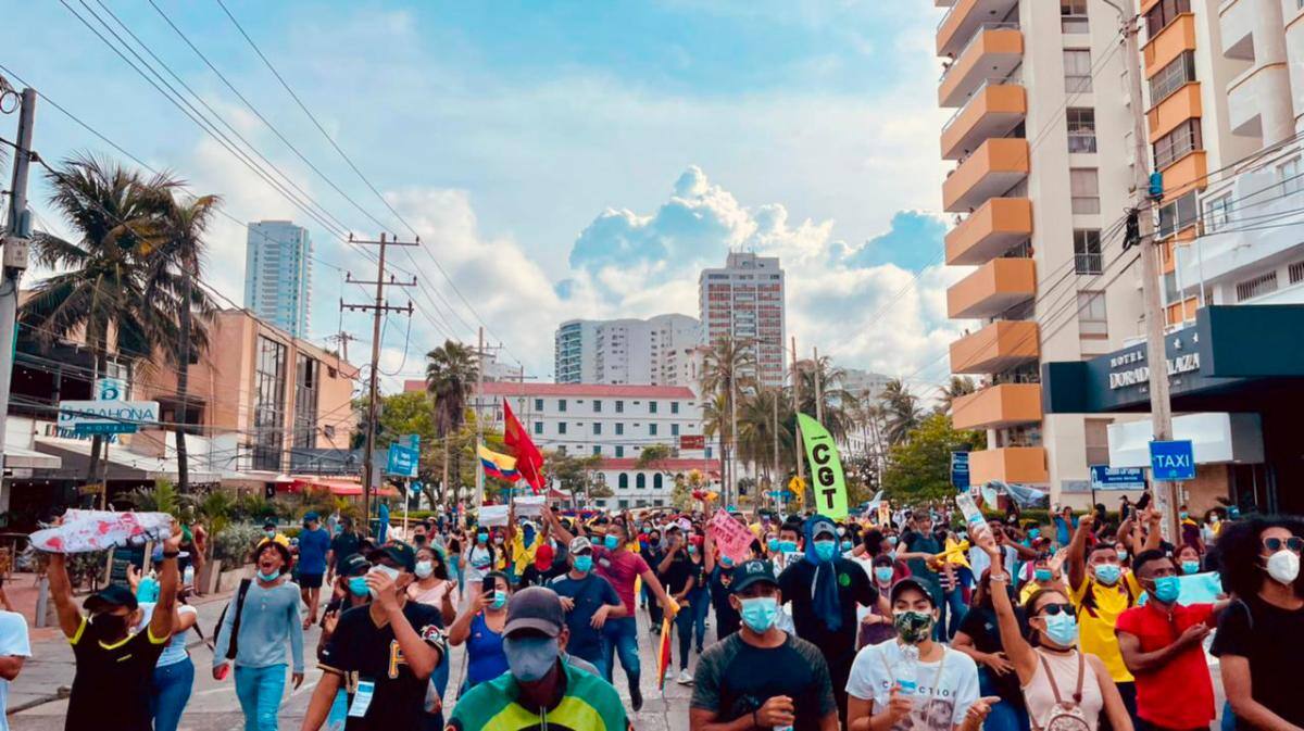 La protesta pacífica hizo retorno por el Hotel Caribe y se dirige a la plaza de La Paz, en el Centro Histórico. //NAYIB GAVIRIA