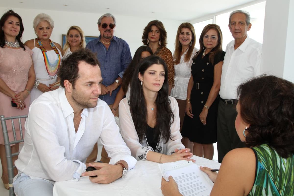Elliot y Andrea, durante la ceremonia que estuvo a cargo de la notaria Eudenis Casas,