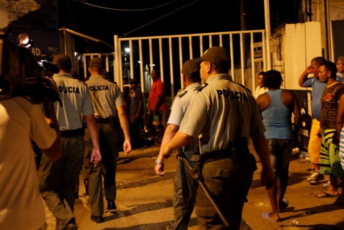 La Policía Metropolitana de Cartagena ingresó al penal con un escuadrón de uniformados. JULIO CASTAÑO - EL UNIVERSAL