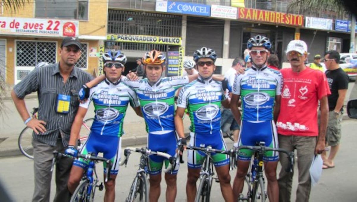 De izquierda a derecha Jorge Cabrera (jefe de prensa), Wilman Baena, Karol Torres, Carol Orozco, Edgar Restrepo y Gean Carlos Arroyo (técnico).