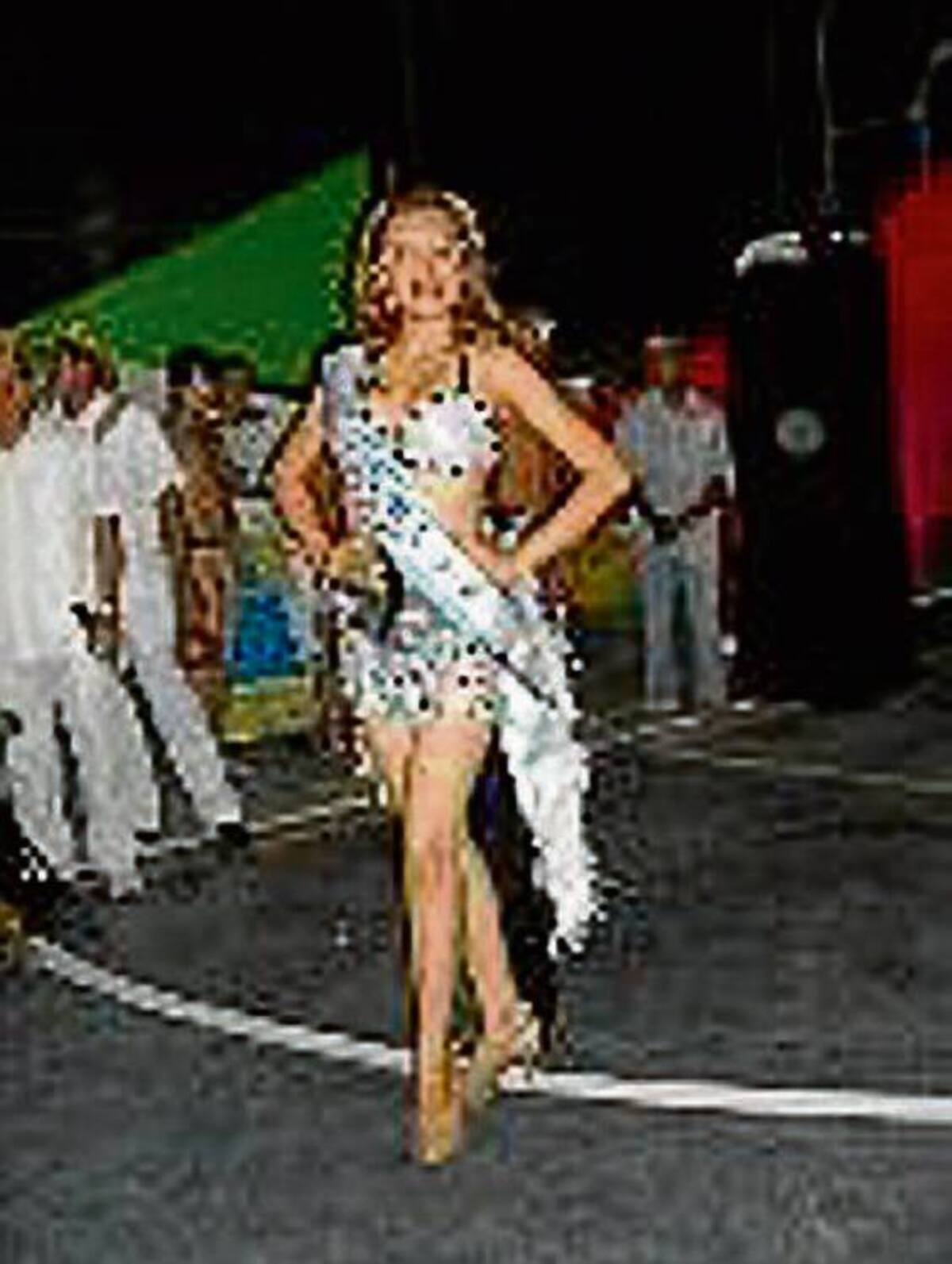 La señorita Córdoba al reinado de folclore Manira Mifet Morales Doria, durante el festejo del dia de la danza.
