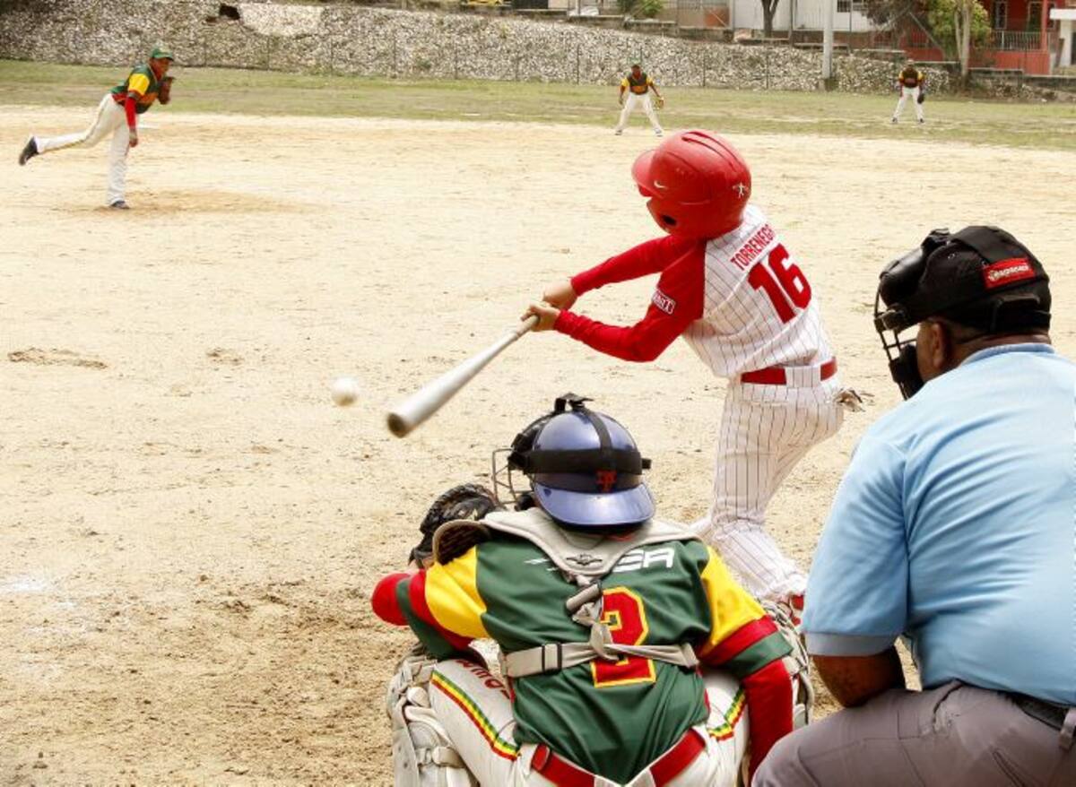 Bolívar, lidera la c Ayer, Bolívar derrotó al equipo de Atlántico y ya ajusta tres triunfos en el XXXVI Campeonato Nacional de Béisbol Infantil.ompetencia del XXXVI Campeonato Nacional de Béisbol Infantil, pues ya ajusta tres triunfos. Foto: Manuel Santiago Pérez.