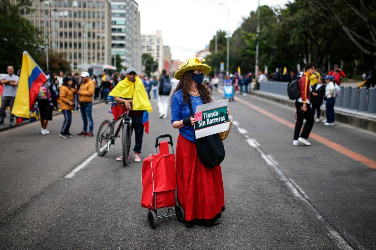 Mujer marchante en Bogotá.//Foto: John Paz - Colprensa.