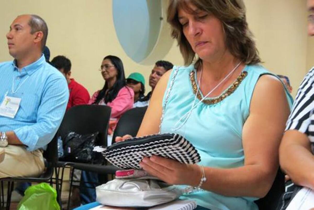 Los asistentes observan las artesanías elaboradas por las Mujeres Artesanas. CORTESÍA