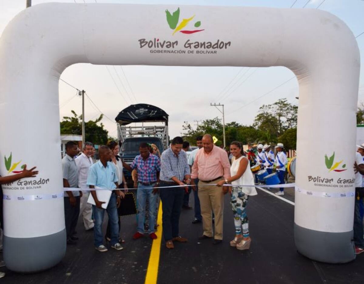 El gobernador de Bolívar, Juan Carlos Gossaín; la secretaria de Obras Públicas, Dora Carmona; y el presidente de la Asociación de Vecinos de la Zona Norte, Luis Manuel Carvajalino, pusieron el sello de “obra finalizada” a la vía Bayunca-Pontezuela. //Ricardo Vellojín-Cortesía