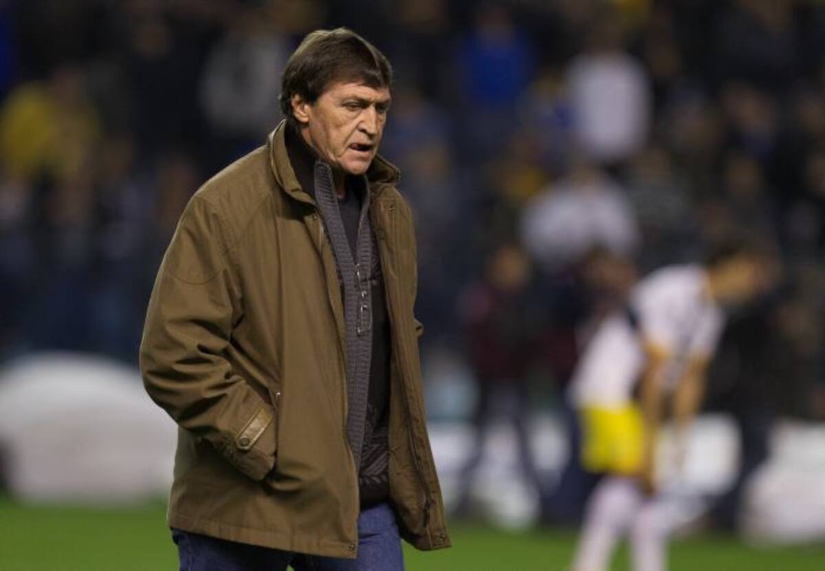 El entrenador Julio César Falcioni no renovará su contrato y se alejará del argentino Boca Juniors, informó el lunes el presidente de la entidad, Daniel Angelici, en una conferencia de prensa. AP Eduardo Di Baia