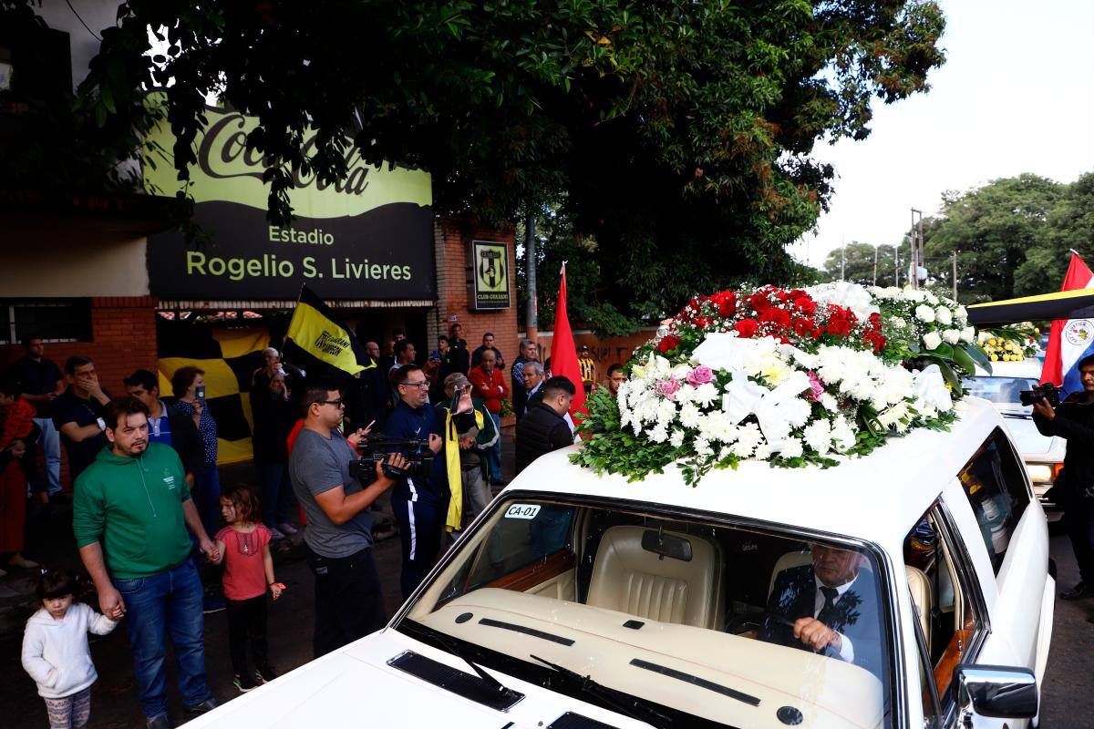 Los restos del fiscal asesinado en Colombia Marcelo Pecci llegan al estadio Rogelio S. Livieres para un homenaje, en Asunción (Paraguay). //EFE //Nathalia Aguilar.