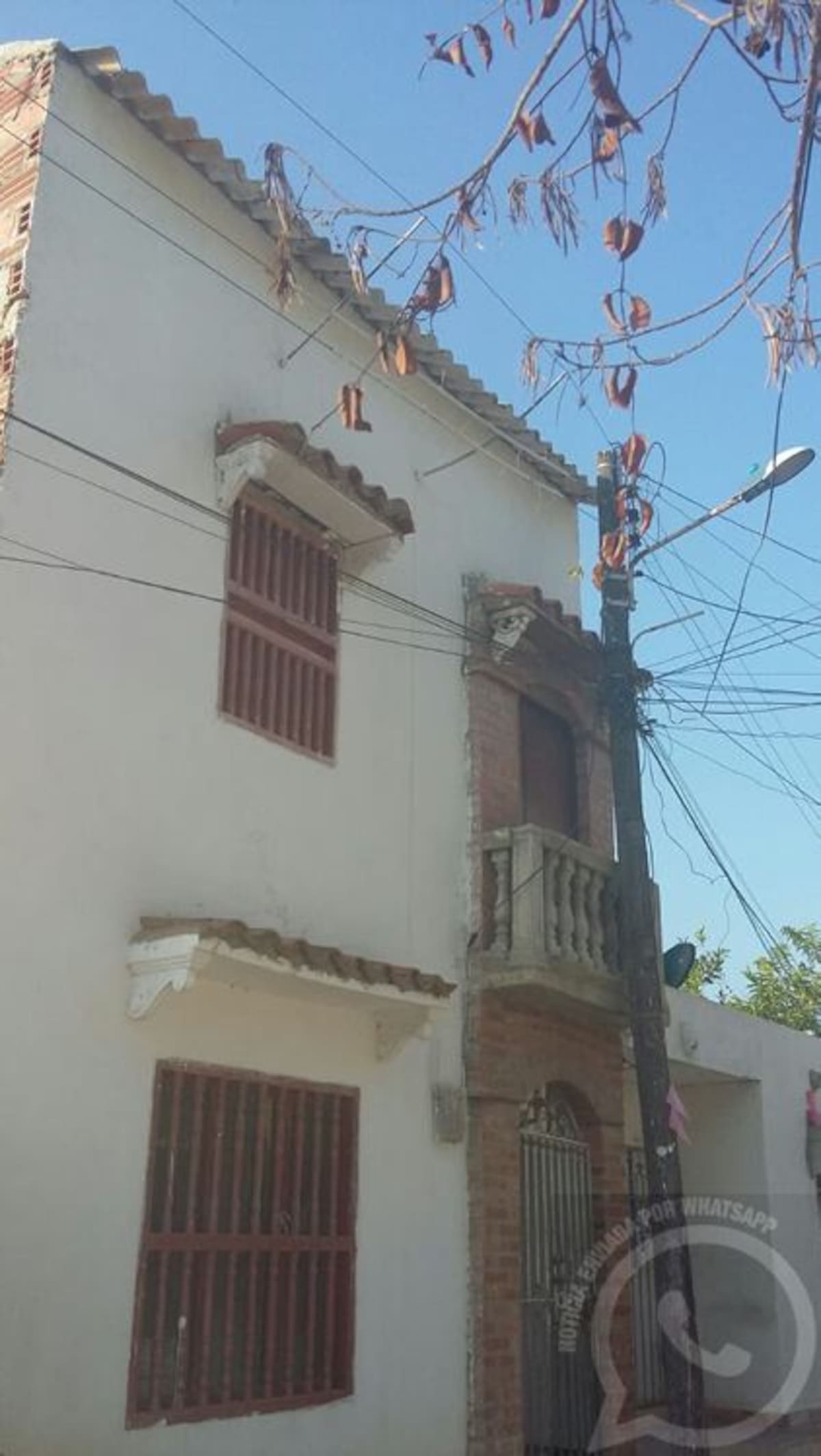 El poste de madera además sostiene una lampara de alumbrado público. Ciudadano Reportero