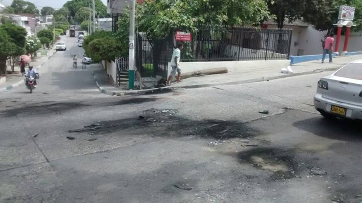 Así amanecieron hoy jueves varios tramos de la avenida El Consulado luego de que el miércoles en la noche las comunidades afectadas por las interrupciones de luz quemaran llantas para exigir el restablecimiento del servicio. Óscar Díaz- El Universal