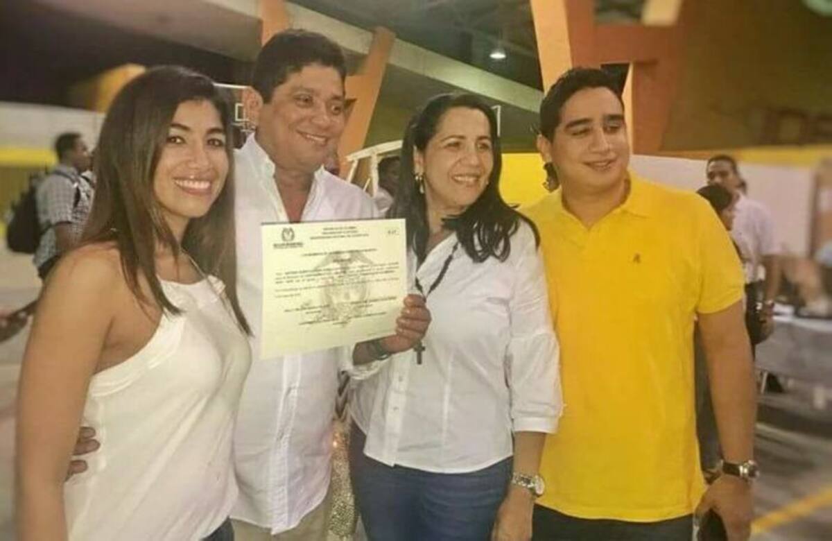 Antonio Quinto mostrando su credencial que lo respalda como alcalde electo de Cartagena.
