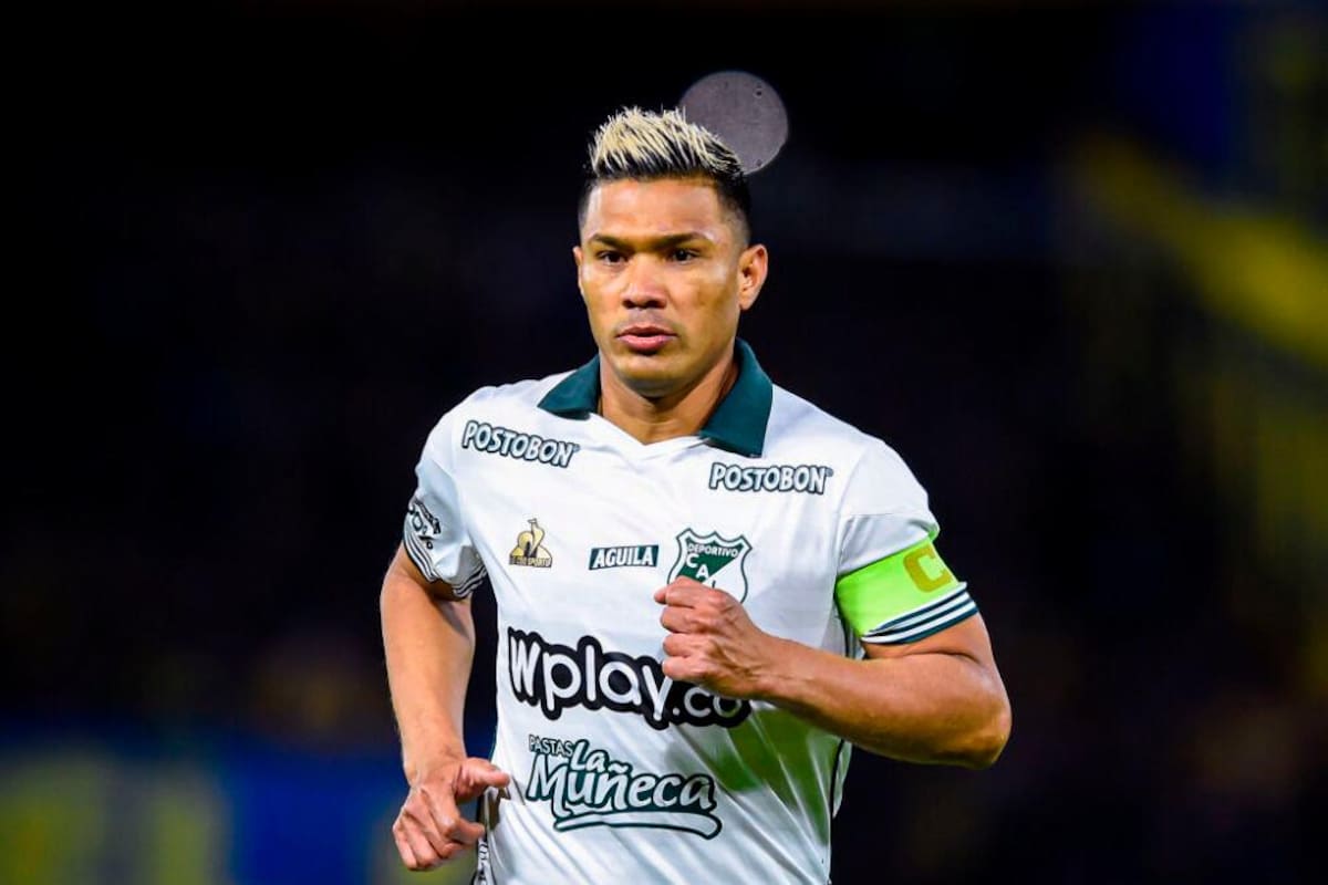 A las trompadas: Teo Gutiérrez fue grabado peleando en un torneo de barrio