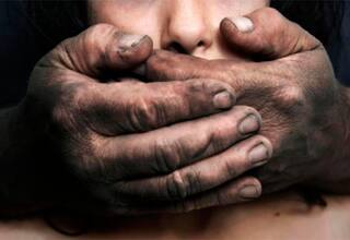 Vecinos entregan a la Policía a sujeto que abusó sexualmente de una prima