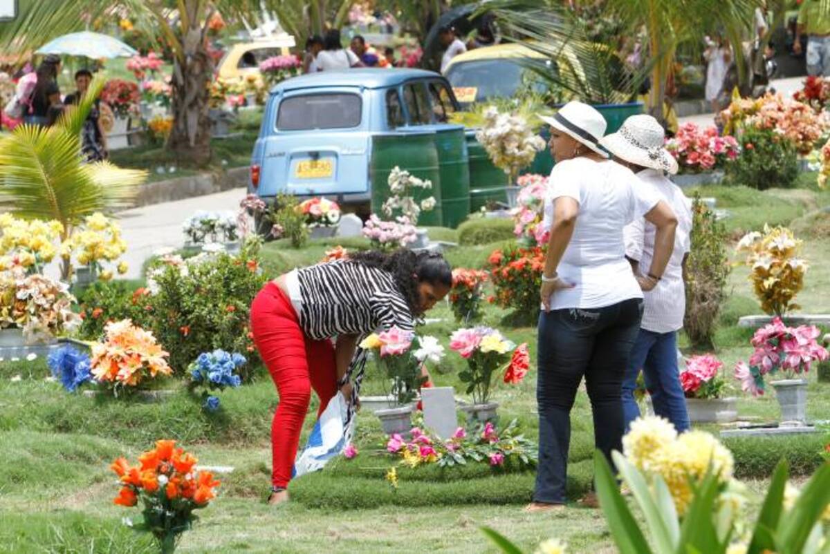 Jardines de Cartagena, Jardines de Paz y los cementerios de Manga, Albornoz, Ternera y Olaya fueron frecuentados por parientes que fueron a visitar a su ser querido. JULIO CASTAÑO- EL UNIVERSAL