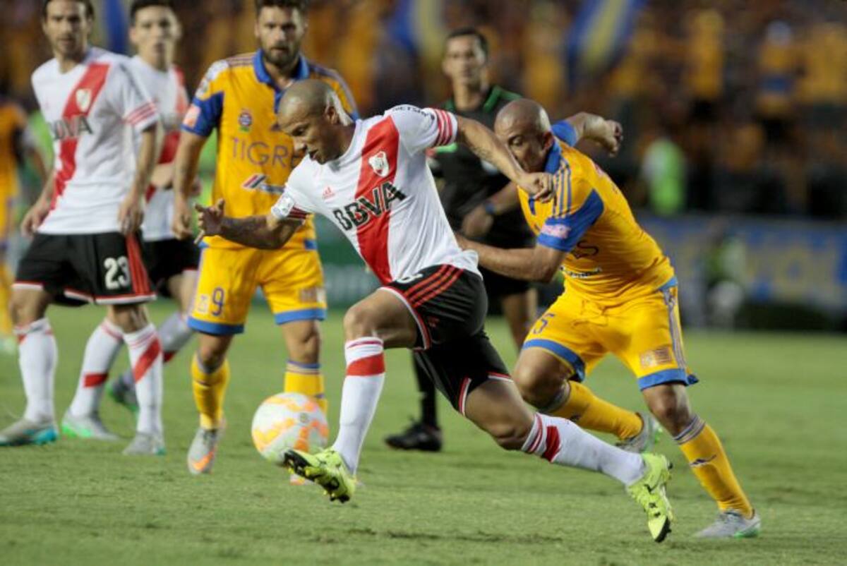 Jugadores disputan el balón durante el Tigres vs River. AP Alfredo Lopez