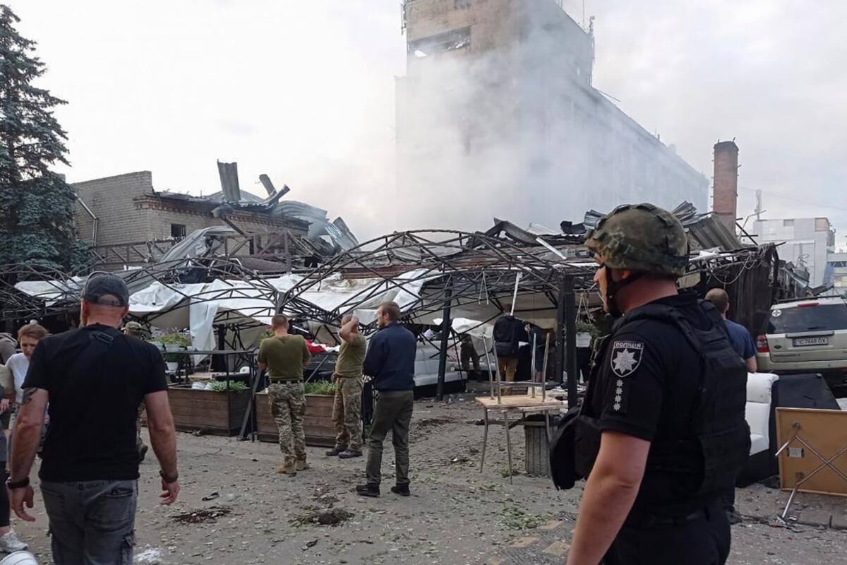 Van 10 muertos en ataque a pizzería de Kramatorsk donde estaba Héctor Abad
