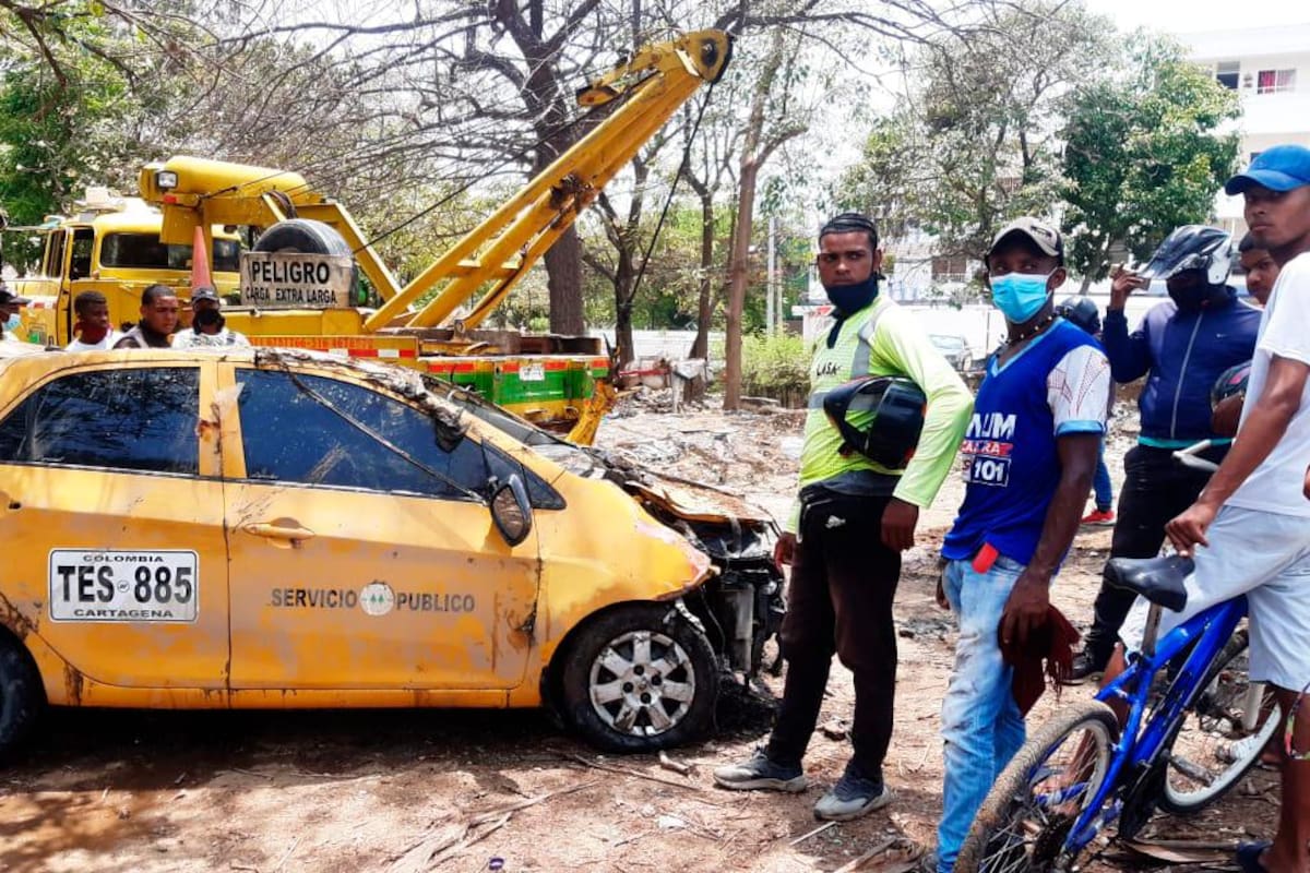 Recuperan taxi que fue arrastrado por las lluvias del viernes en Cartagena