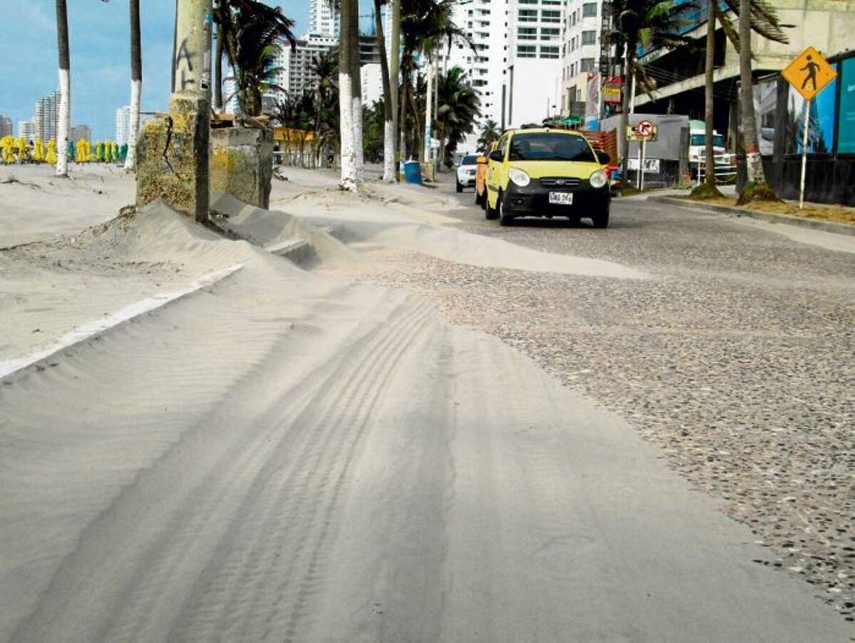 Avenida del Malecón, invadida por la arena marina. PEDRO TORRES - GENTE BAHÍA