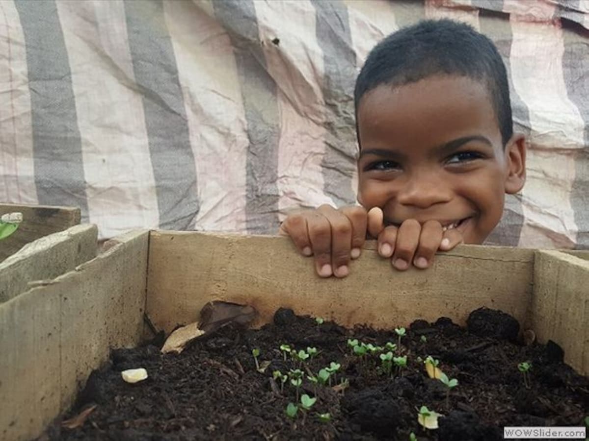 Niño del barrio Nelson Mandela, la comunidad es protagonista en la obra de Dayro Carrasquilla. Cortesía