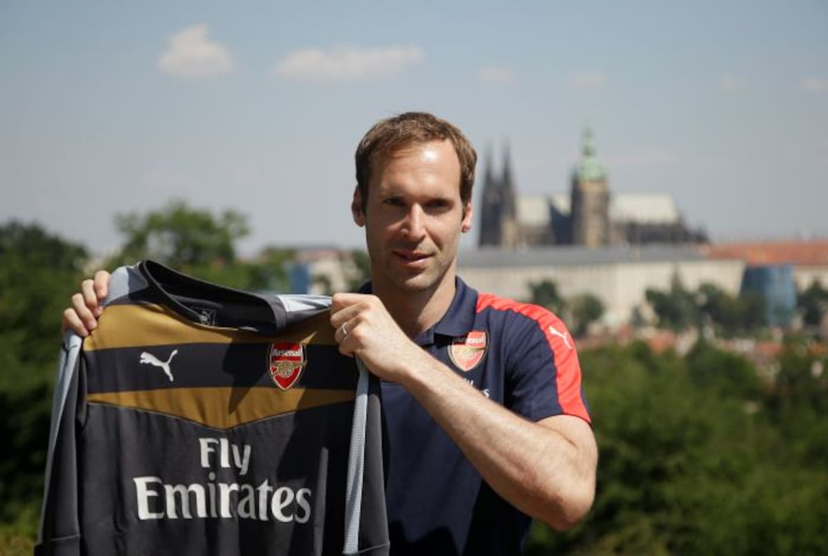 Petr Cech posa con la camiseta del Arsenal. AP Petr David Josek