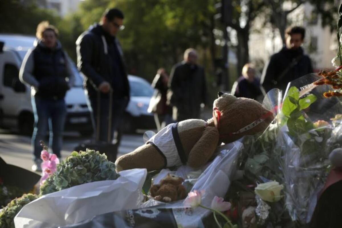 Miles de personas han llegado a las afueras del teatro Bacatlan tras los atentados del viernes 13. Foto: AP