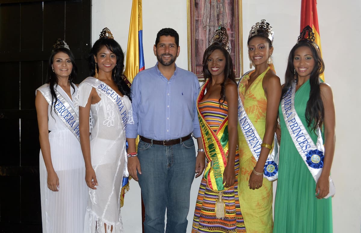 La tercera princesa, Katherine Fonseca; la segunda princesa, Yenitza Galeano; el Alcalde de Cartagena, Dionisio Vélez Trujillo; la Reina de la Independencia, Andrea Pineda Quezada; la Virreina, Elyanis Cortés Lobo, y la primera princesa, Eliana Vargas.