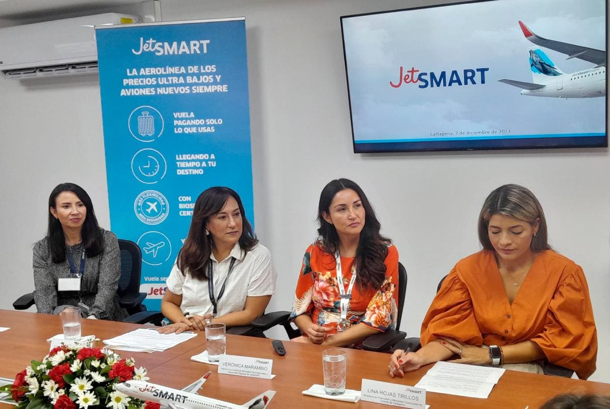 De izquierda a derecha, Carolina Ruiz, gerente Comercial de JetSmart Colombia; Consuelo Acevedo, en representación de Sacsa; Verónica Marambio, gerente Comercial de Mercados Internacionales y Desarrollo Regional de JetSmart; y Lina Rojas, directora de Promoción y Mercadeo de Corpoturismo, durante la rueda de prensa. // HFA - EU.
