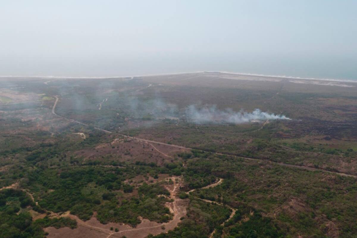 Con sobrevuelo de drone, investigan misteriosa capa de humo en Cartagena