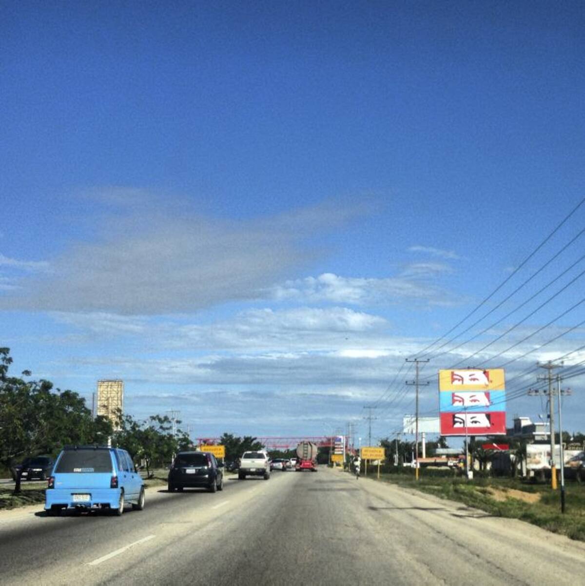 La imagen de la mirada de Chávez se encuentra a un lado de las carreteras.