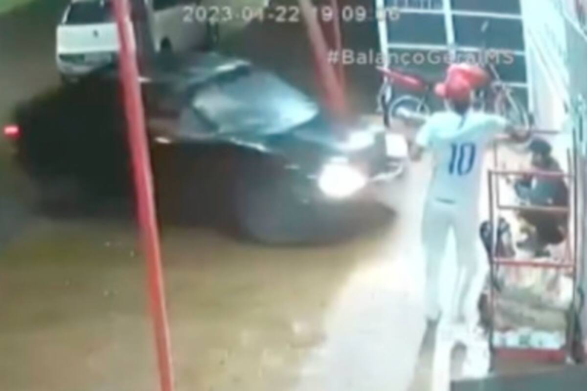 Video: atropelló a su padrastro por venganza