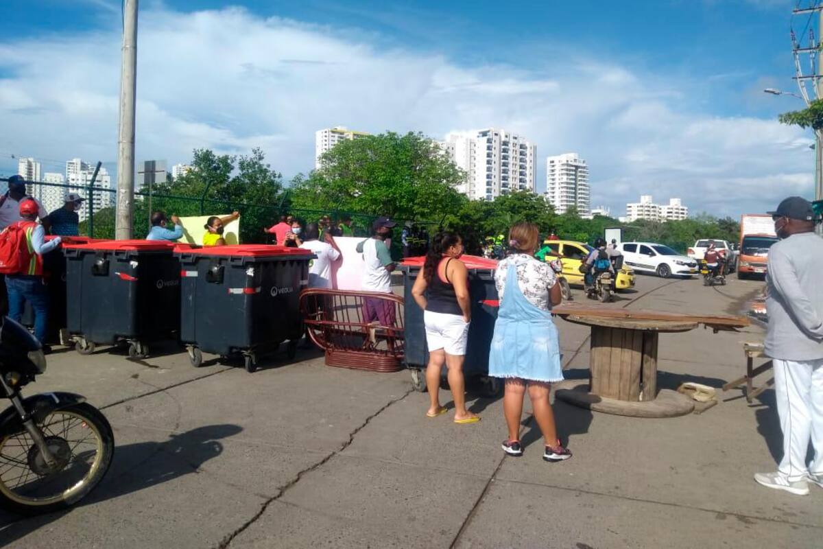 Habitantes del Barrio Chino mantienen bloqueada la avenida del Lago