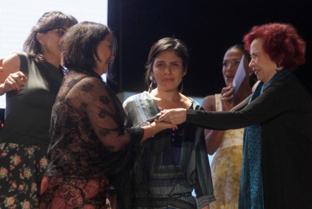 La periodista mexicana Daniela Rea (C), recibe el premio en la categoría Imagen por el trabajo "Buscadores en un país de desaparecidos" en el medio mexicano Pie de Página, hoy, viernes 29 de septiembre de 2017, en Medellín (Colombia), durante la entrega del Premio Gabriel García Márquez de Periodismo Iberoamericano. AFP
