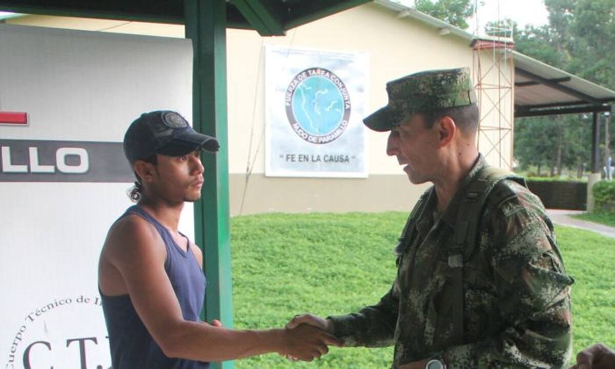 El brigadier leonardo Pinto recibió al guerrillero desmovilizado Roberto Pérez.