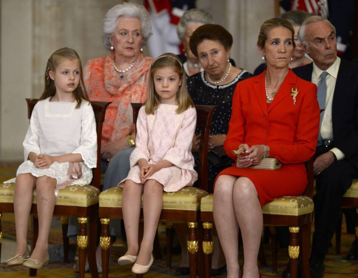 Atrás, la infanta Pilar y la infanta Margarita: adelante: la princesa Leonor, la princesa Sofía y la princesa Elena.
