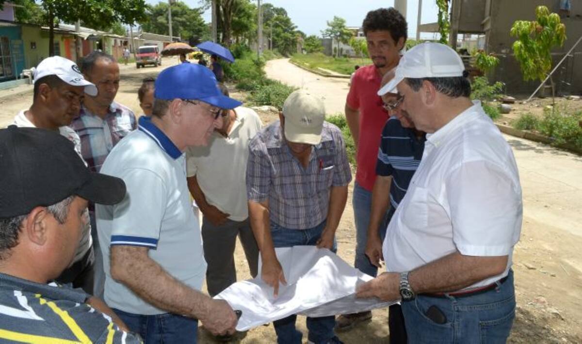 Durante la inspección en el barrio Vía Villa Estrella. CORTESÍA