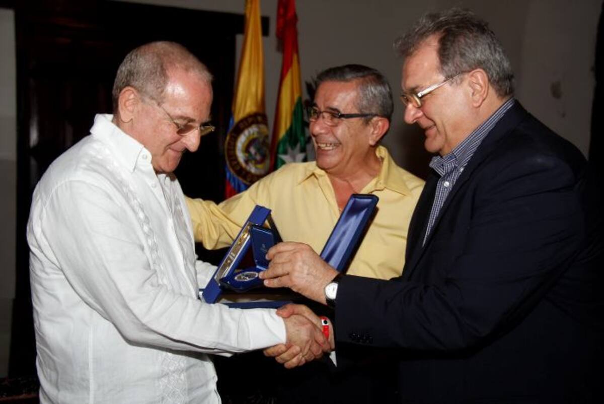 Ricardo Fraccari, derecha, presidente de la IBAF, Israel Roldán, centro, secretario de la entidad, y Ramón León, representante del Alcalde durante el acto de condecoración a los miembros de la IBAF, quienes fueron declarados “hijos adoptivos de Cartagena”. Kailline Giraldo-El Universal