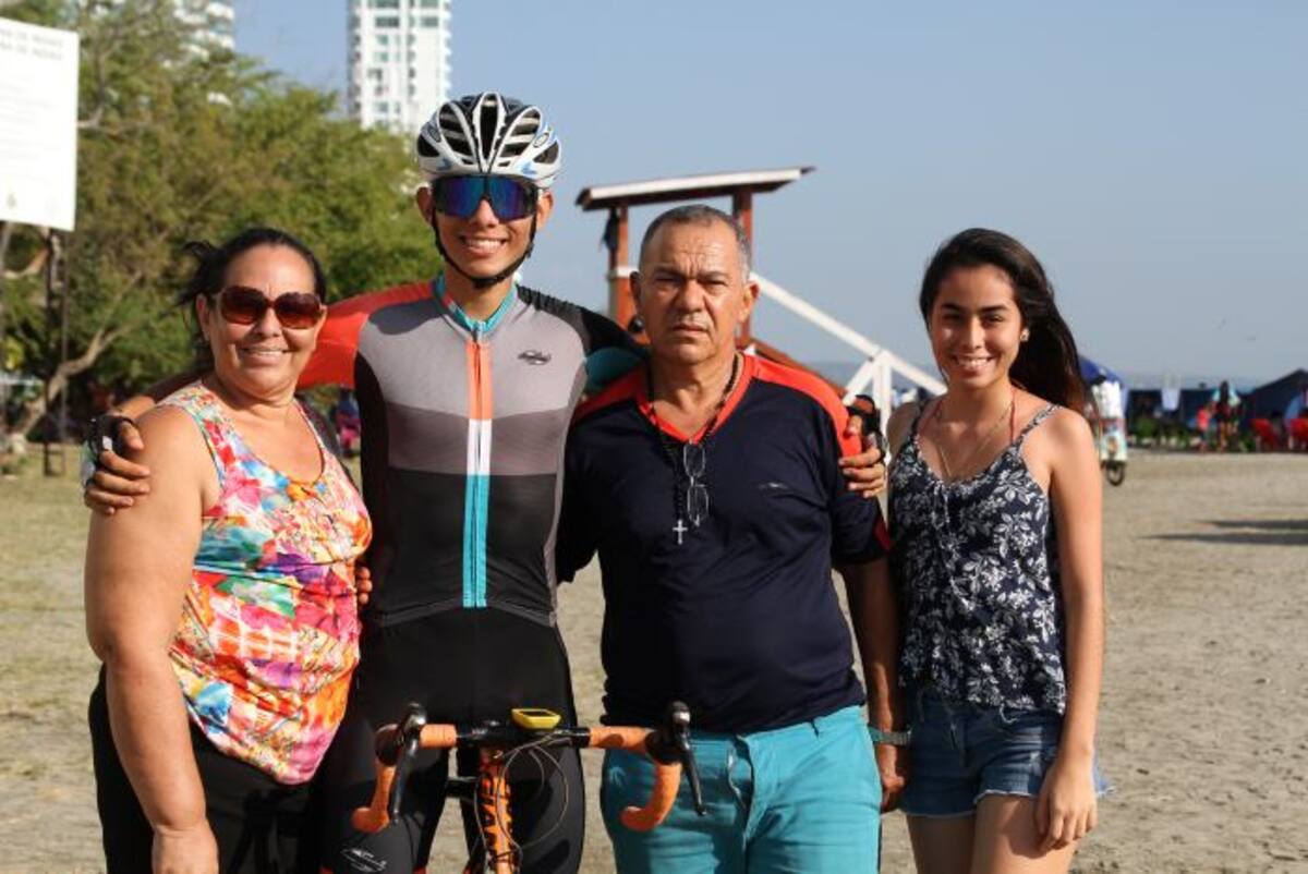 Germán Santoya Acevedo con sus padres, Antonio y Betty y su prima María Restrepo. OSCAR DÍAZ EL UNIVERSAL
