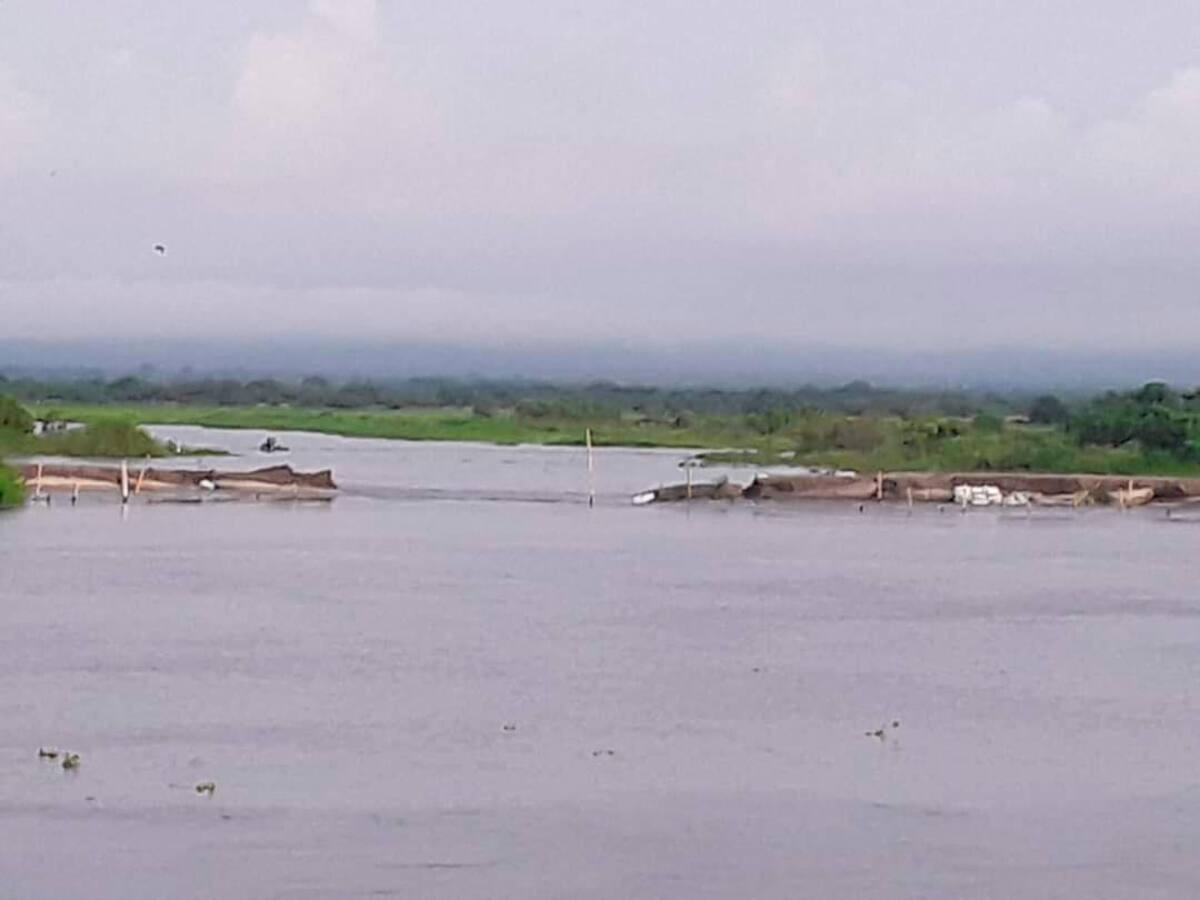 La imagen muestra el boquete que se abrió en la barrera instalada con maquinaria.