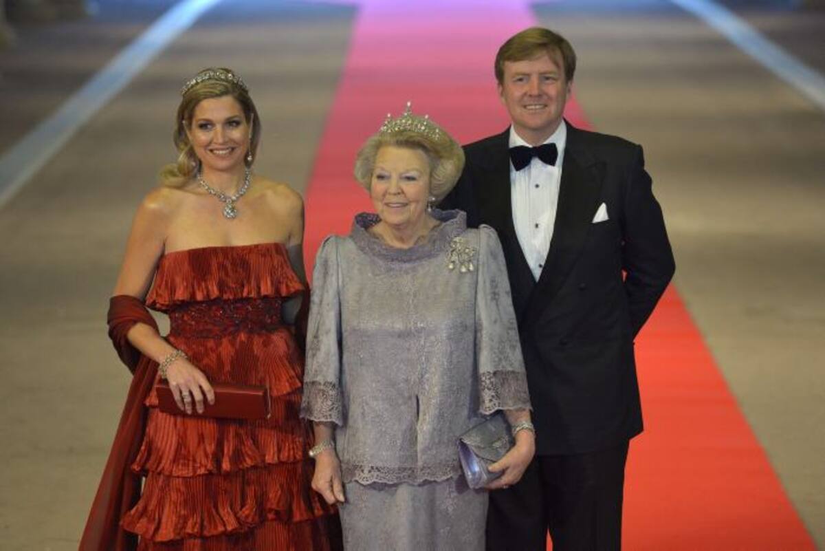 El príncipe Guillermo Alejandro, la princesa Máxima y la reina Beatriz, a pocas horas de dejar el trono, AFP