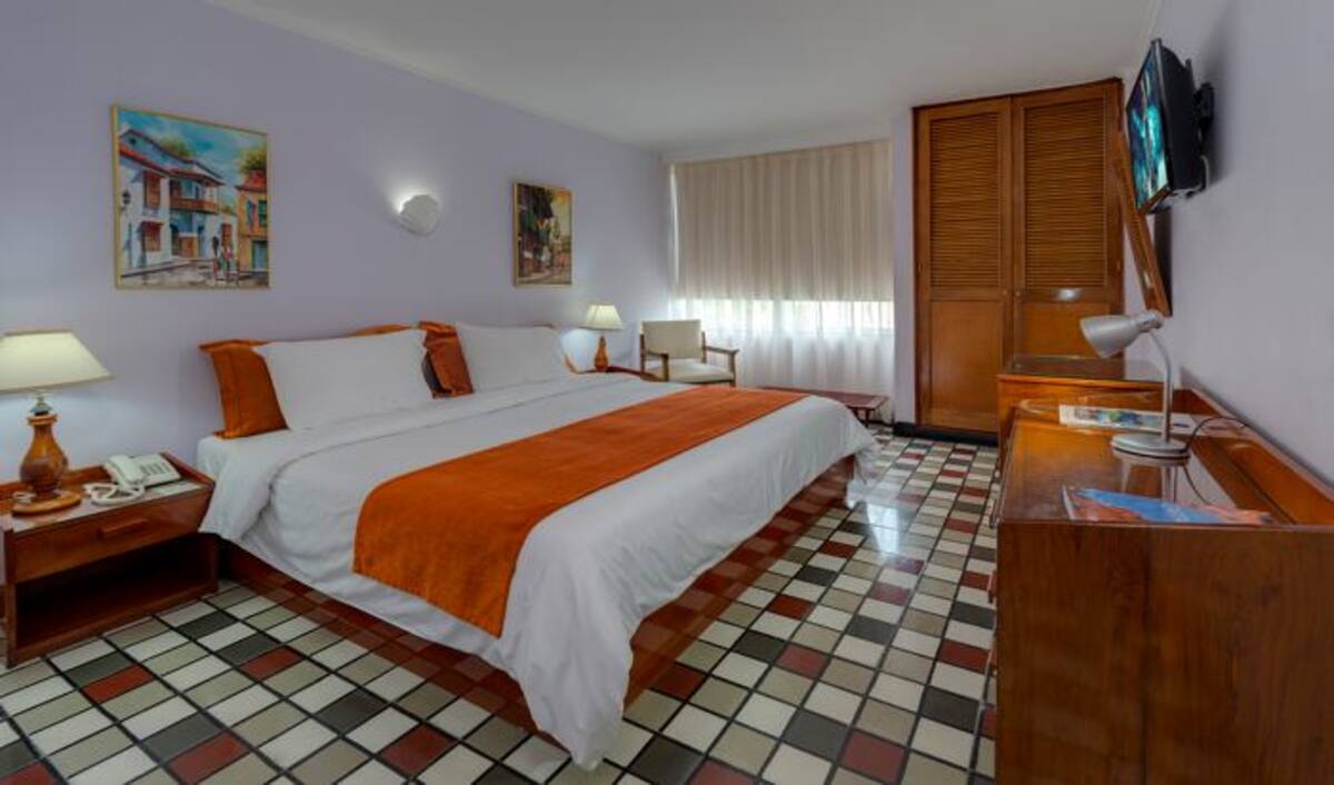 Hotel Bahía se encuentra situado en el barrio de Bocagrande, en un lugar estratégico a 100 metros de la playa y a 5 minutos de la ciudad amurallada.