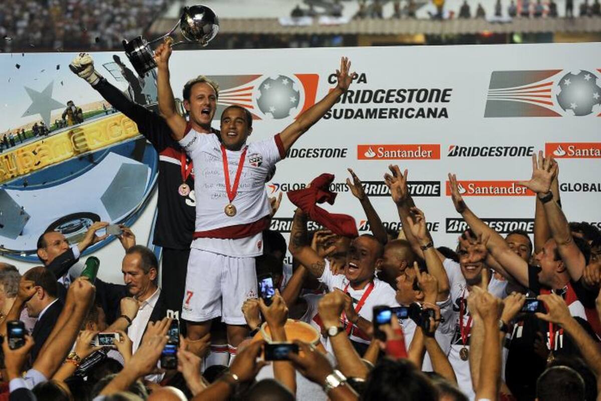 El club brasileño Sao Paulo conquistó el miércoles la Copa Sudamericana 2012 tras suspenderse el segundo tiempo de la final en que se imponía 2-0 sobre el argentino Tigre, que rehusó volver a la cancha alegando agresiones a sus jugadores. AFP NELSON ALMEIDA