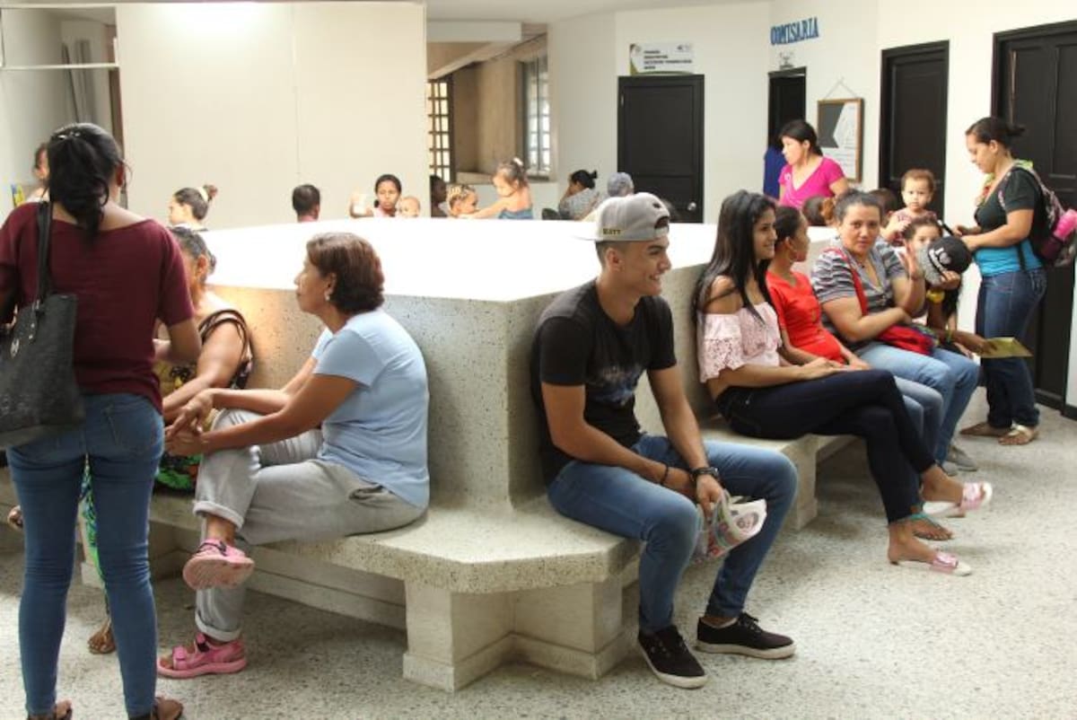 Venezolanos que esperan turno en el puesto habilitado en la Biblioteca Jorge Artel. Kailline Giraldo.