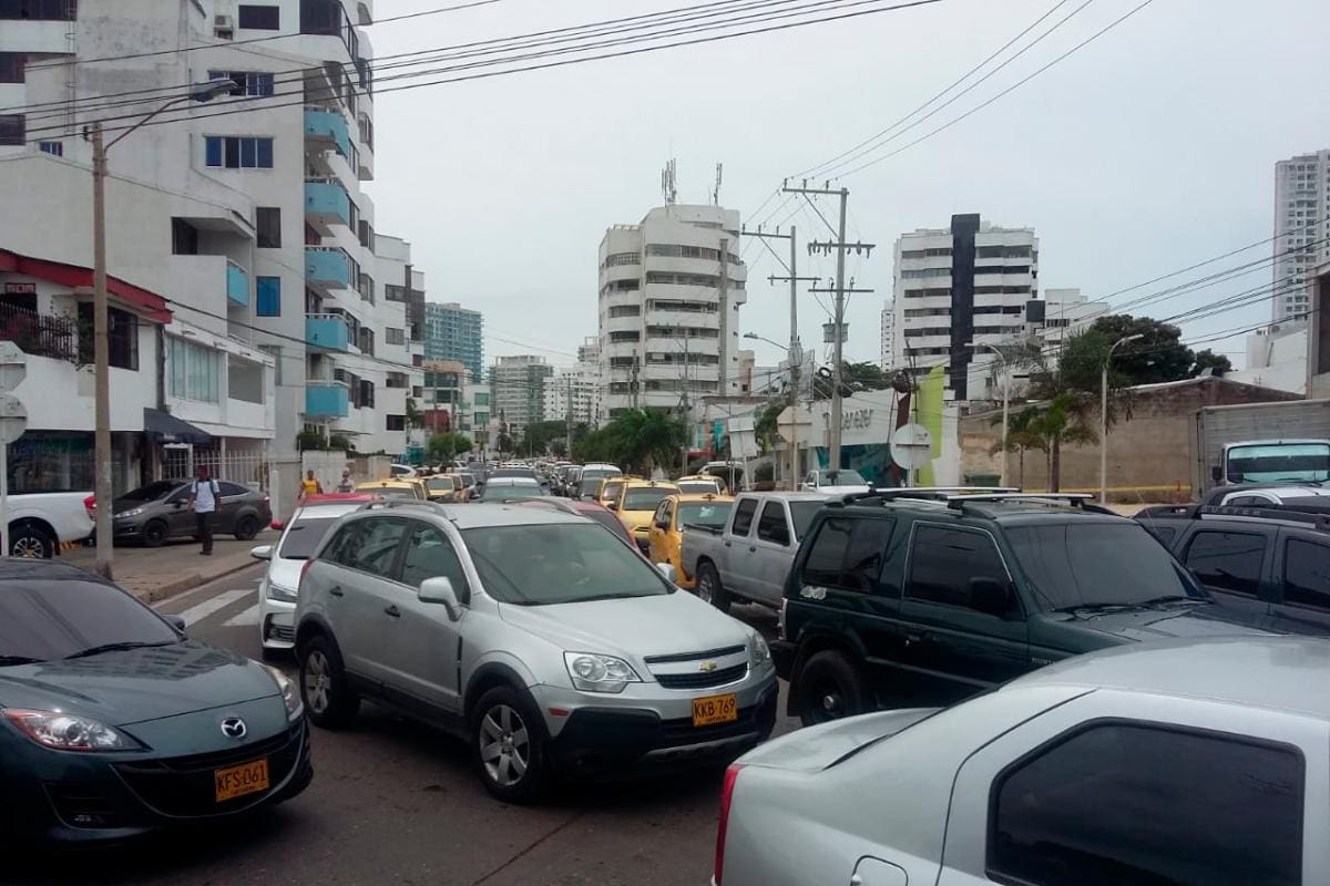 Caos vehicular por falta de luz en semáforos de Manga