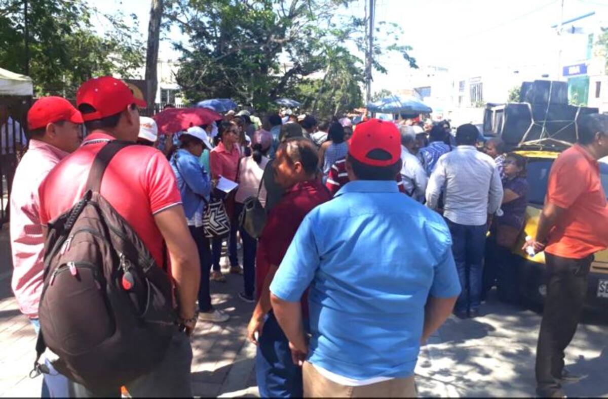 Plantón de docentes en las afueras de la Gobernación de Sucre, MANUEL SANTIAGO PÉREZ/EL UNIVERSAL/