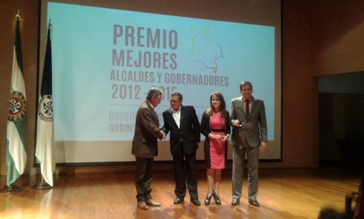 El alcalde de Magangué, Marcelo Torres (de lentes), recibe el reconocimiento de las directivas de Fundación Colombia Líder. Cortesía