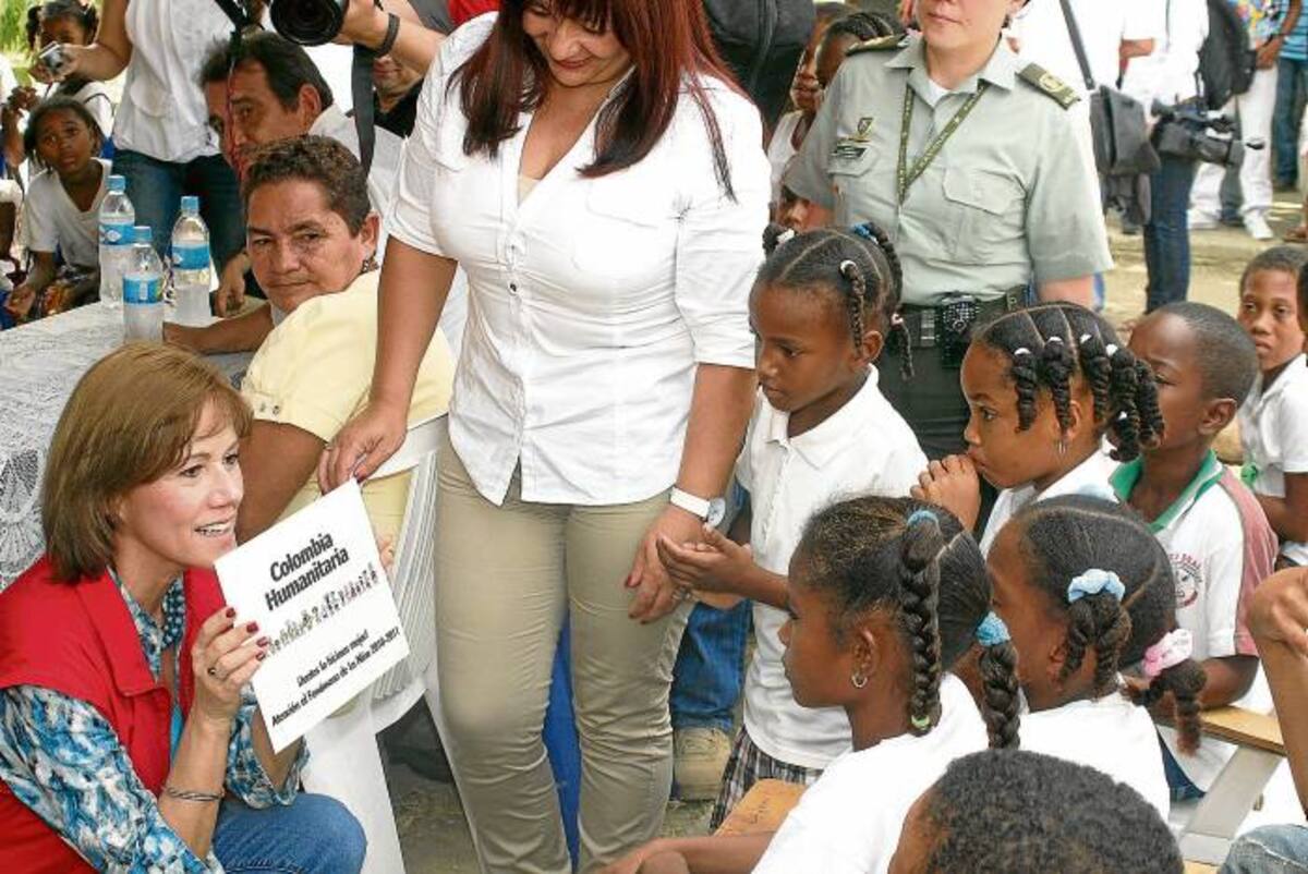 La ministra de Salud, Beatriz Londoño, entregó una placa simbólica de Colombia Humanitaria a los niños y niñas del Centro Educativo Berlín. MANUEL SANTIAGO PÉREZ/EL UNIVERSAL/