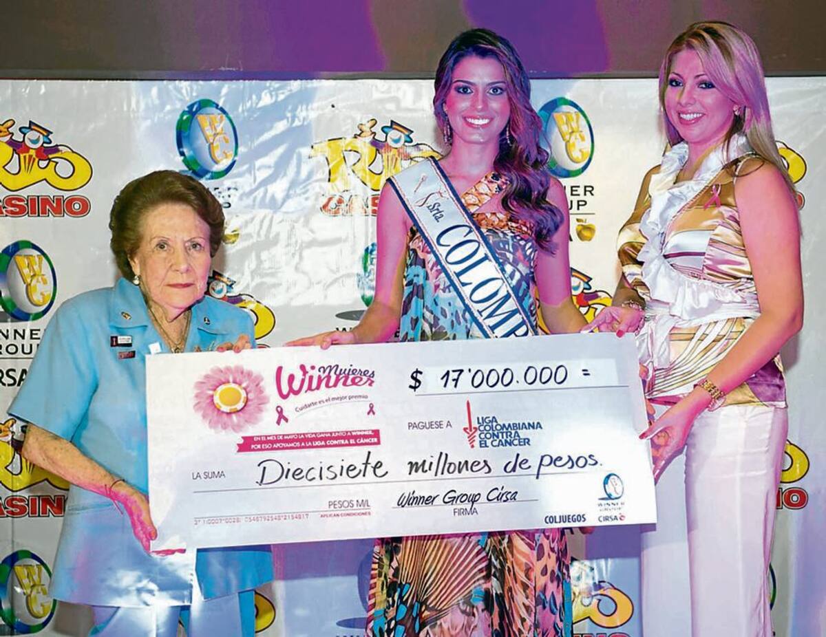 Helena Posada de Espinosa, presidenta de la Liga Contra el Cáncer; la Señorita Colombia, Lucía Aldana Roldán y Ana Cristina Jiménez Blanco, directora de Mercadeo y Relaciones Públicas del Casino Río. archivo particular