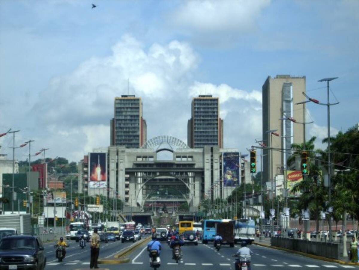 Avenida Bolívar, en el centro de Caracas. Al fondo las torres del Centro Simón Bolívar, en El Silencio.