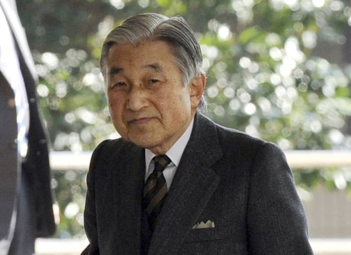 Akihito, de 78 años, fue operado por una constricción de dos arterias. La intervención duró unas cuatro horas. AP Toshifumi Kitamura