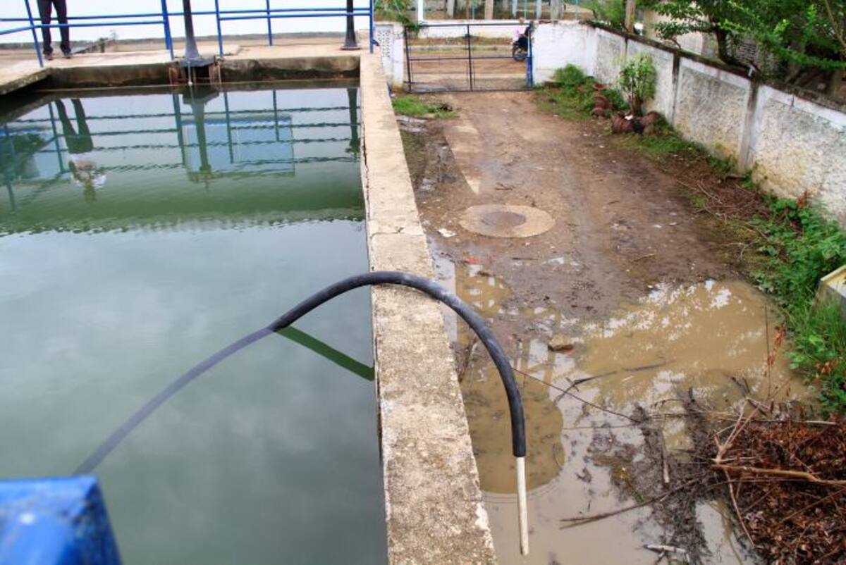 Casi todos los días, los vecinos de El Remanso llenan el agua directamente de la planta de tratamiento, por estas mangueras. Julio Castaño
