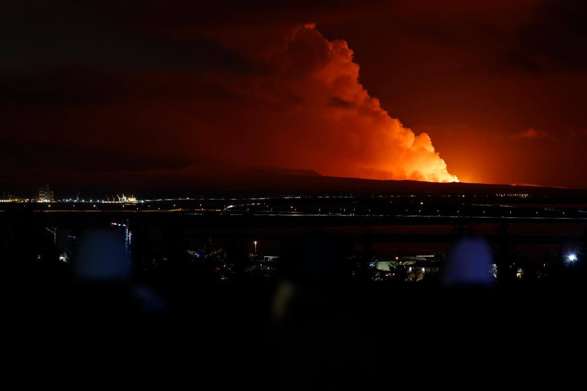 Volcán hace erupción en Islandia tras la evacuación de miles de personas
